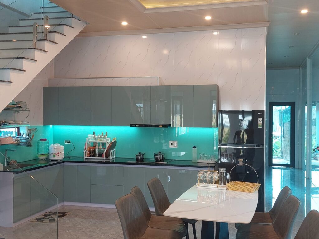 THI CÔNG TẤM NHỰA ỐP TRẦN ỐP TƯỜNG TẠI BÌNH DƯƠNG
