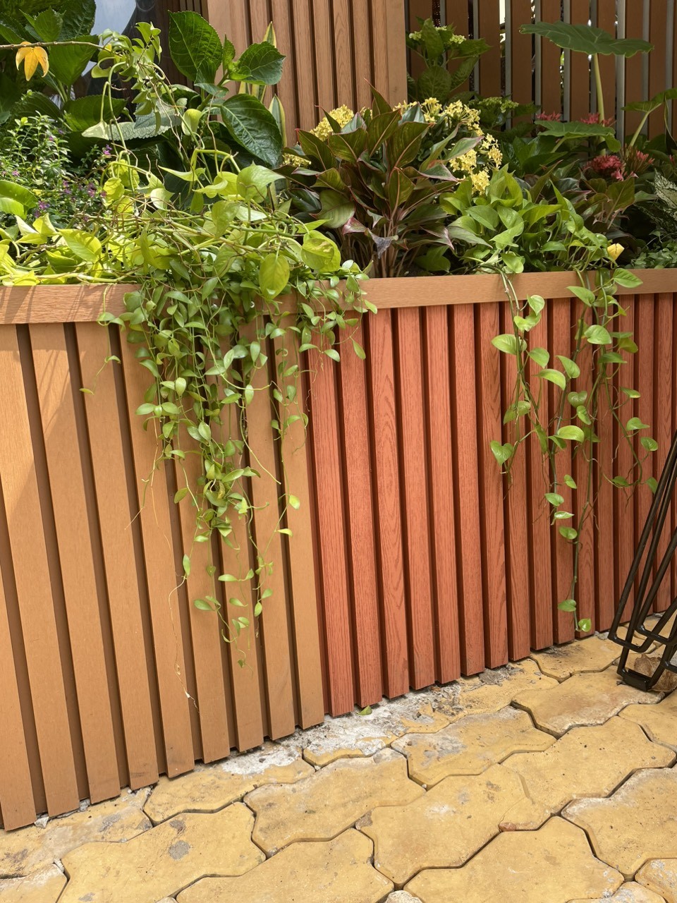Thi công nhựa ốp ngoài trời Bình Dương