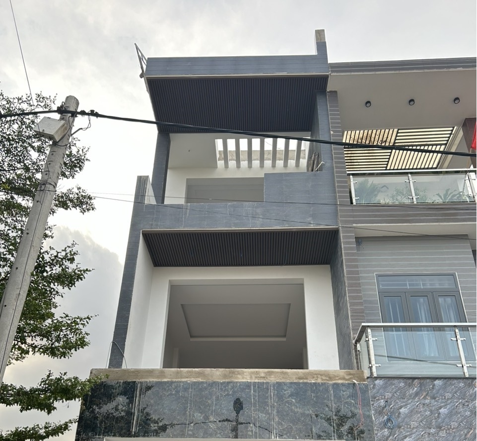 Thi công tấm lam sóng Dĩ An, Bình Dương